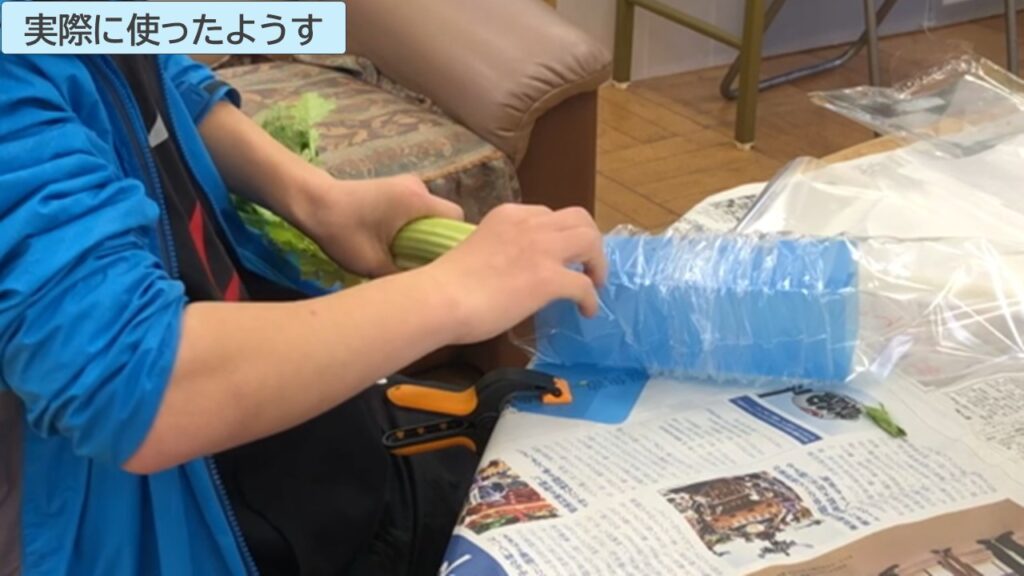 袋詰めホルダーを使って作業している様子