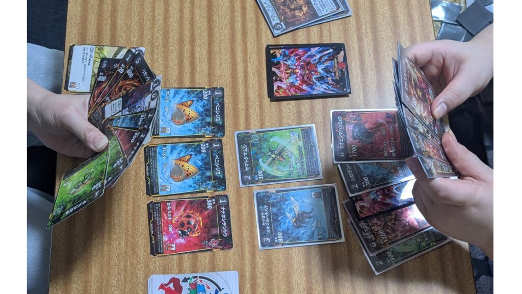 カードを手で持った様子