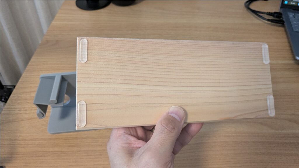 ラベル剥がし治具の組み立て方　Step2：板の裏 4か所に滑り止めシールを貼る