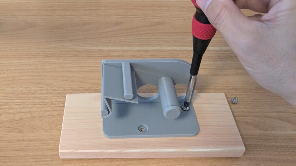 ラベル剥がし治具の組み立て方　Step3：3Dプリント治具を木ネジで板に固定