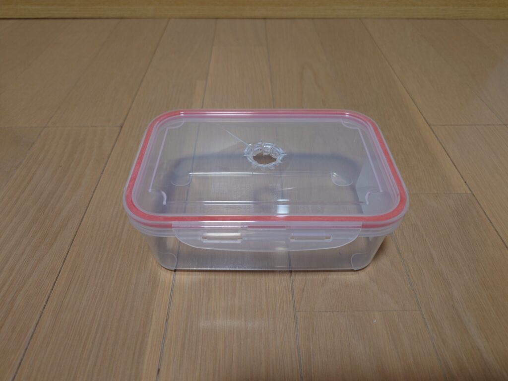 100均で購入したケースのフタに穴を開けた説明写真