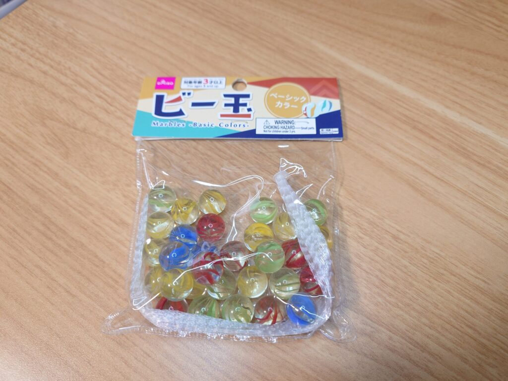 ダイソーのビー玉2種(ベーシックカラーとメタリックカラー)