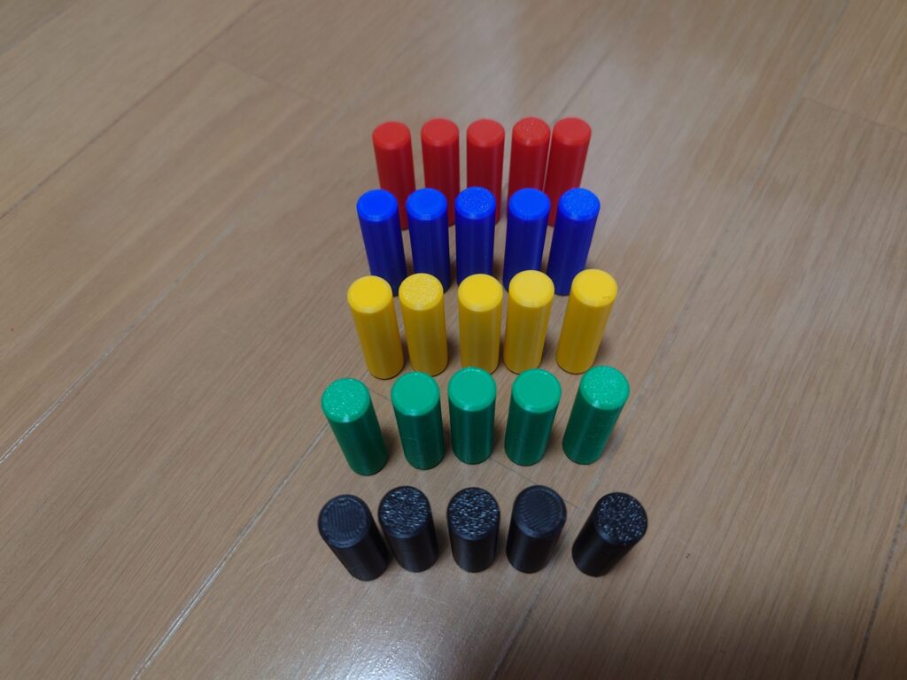 5色のペグの写真
