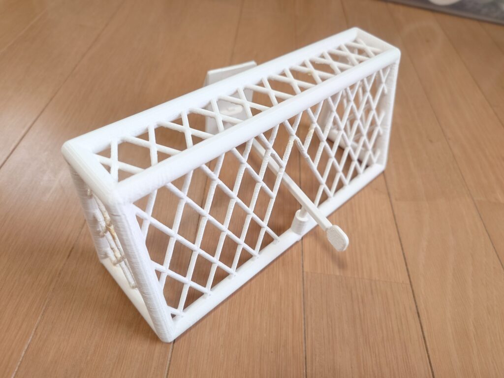 ゴールにキーパーをセットした写真（裏から見た図）