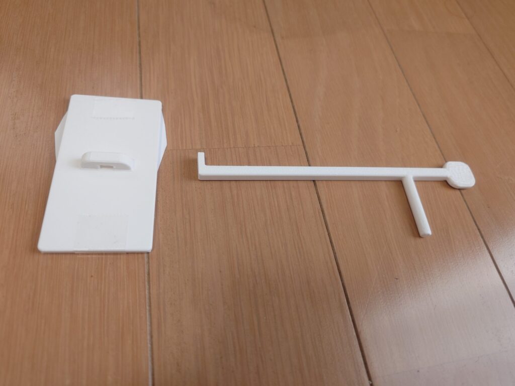 3Dプリントしたゴールキーパーの2つの部品（土台とアーム）