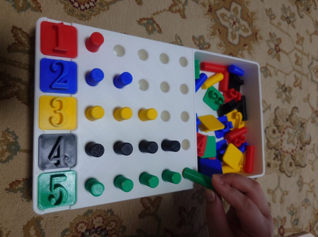 数と色のペグ差し課題DIYの完成写真