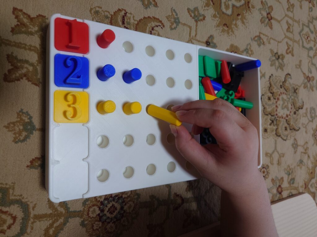 ペグを差し込む様子
