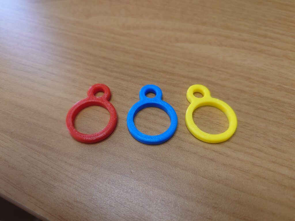 ３Dプリンターで作る、ペンホルダー3色の写真