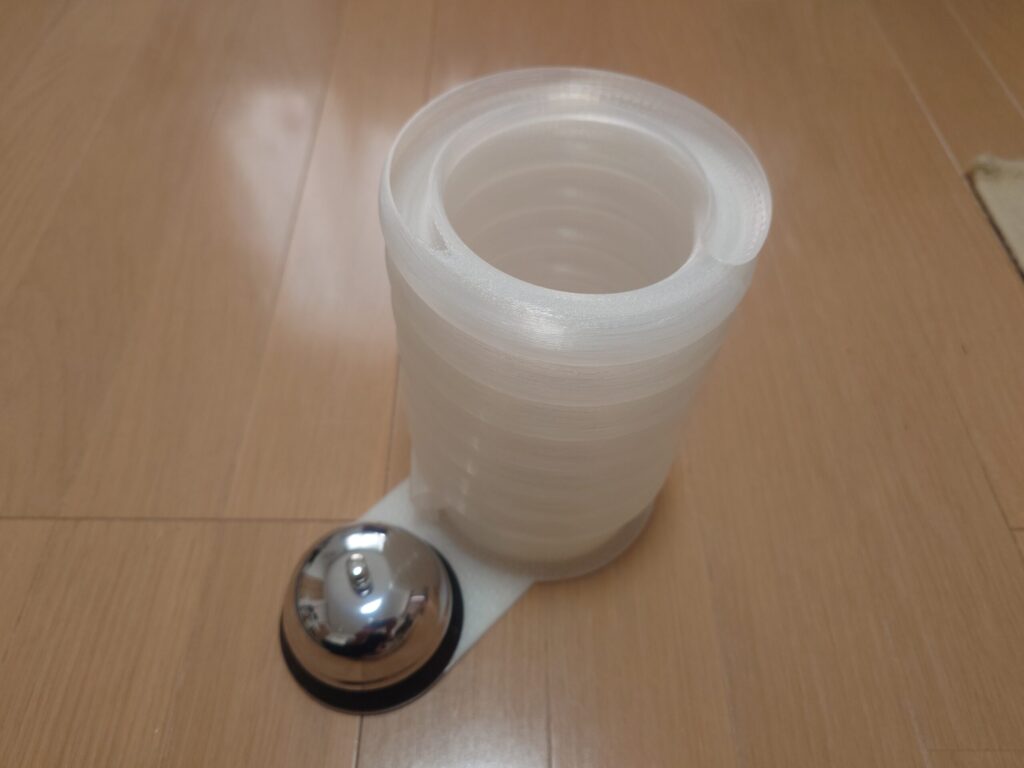 音の出るスパイラルプットイン課題の3Dプリントした螺旋部品にダイソーのベルを設置した写真