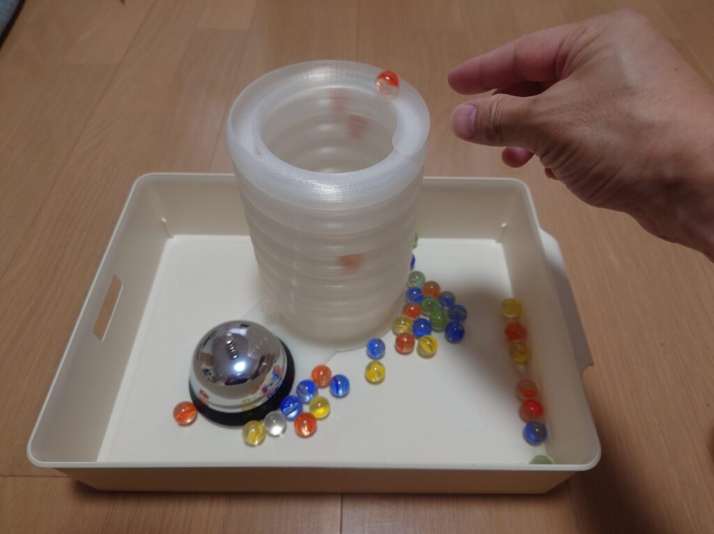 音の出るスパイラルプットイン課題で遊ぶ様子