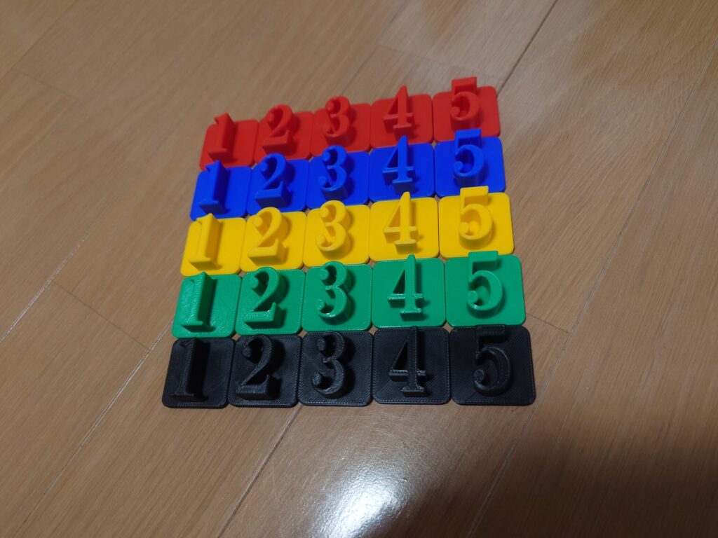5色の数字ピースの写真