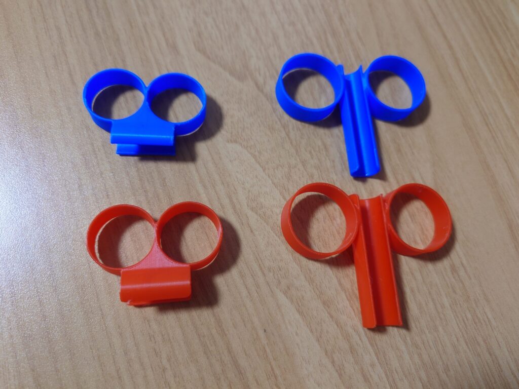 3Dプリンターで製作した、ペンを持つための補助具の写真