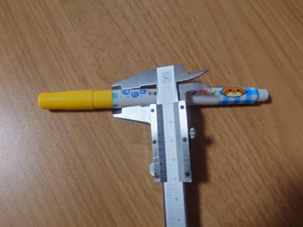 ノギスを使ってペンの直径を測定している様子