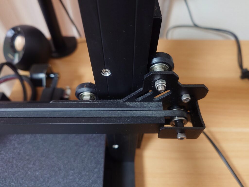 ELEGOO Neptune 3 ProでのZ軸ローラーガイド写真