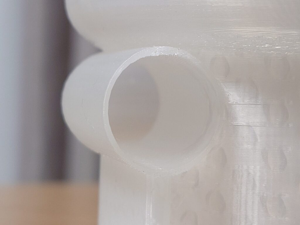 乾燥したフィラメントを使用し、成形物の内面がきれいに仕上がっている様子