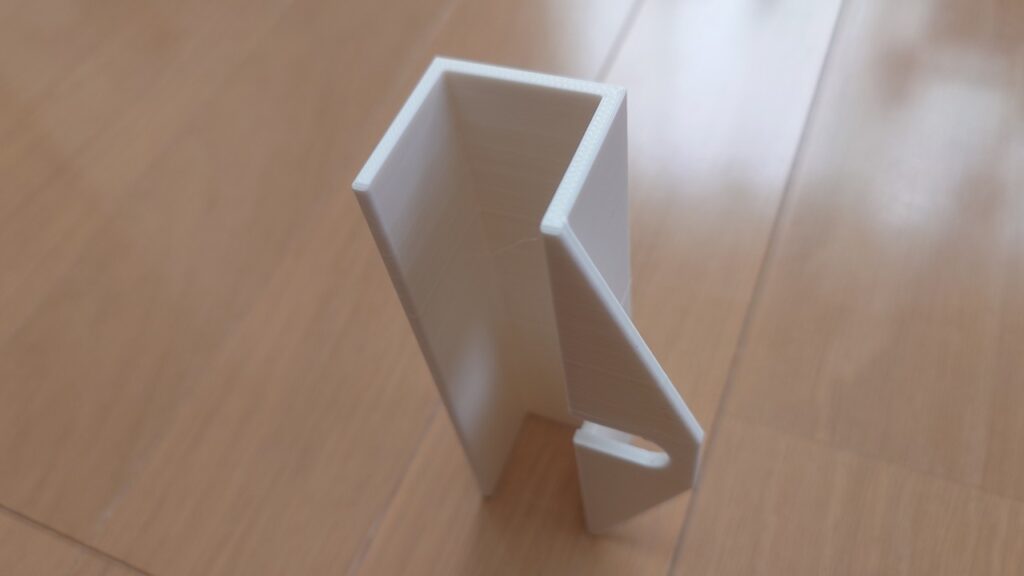 扉のスライドロックに使用するコの字型の部品(3Dプリンター製)