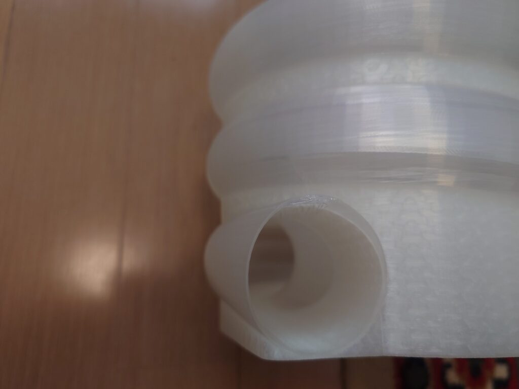 パイプの出口を正面から見た写真。内径44mmの穴と、厚くした壁の断面が見える
