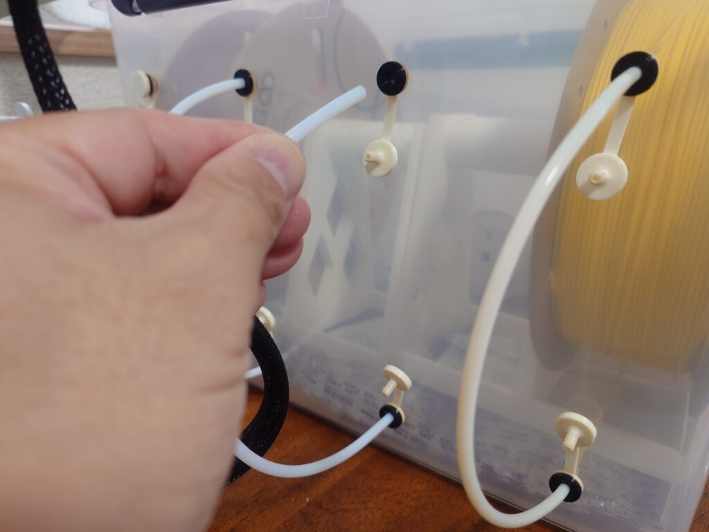 使わないシリコンチューブを上部の穴に戻して密閉している様子