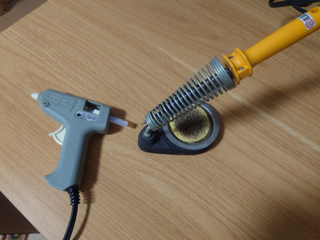 グルーガンとはんだごての写真