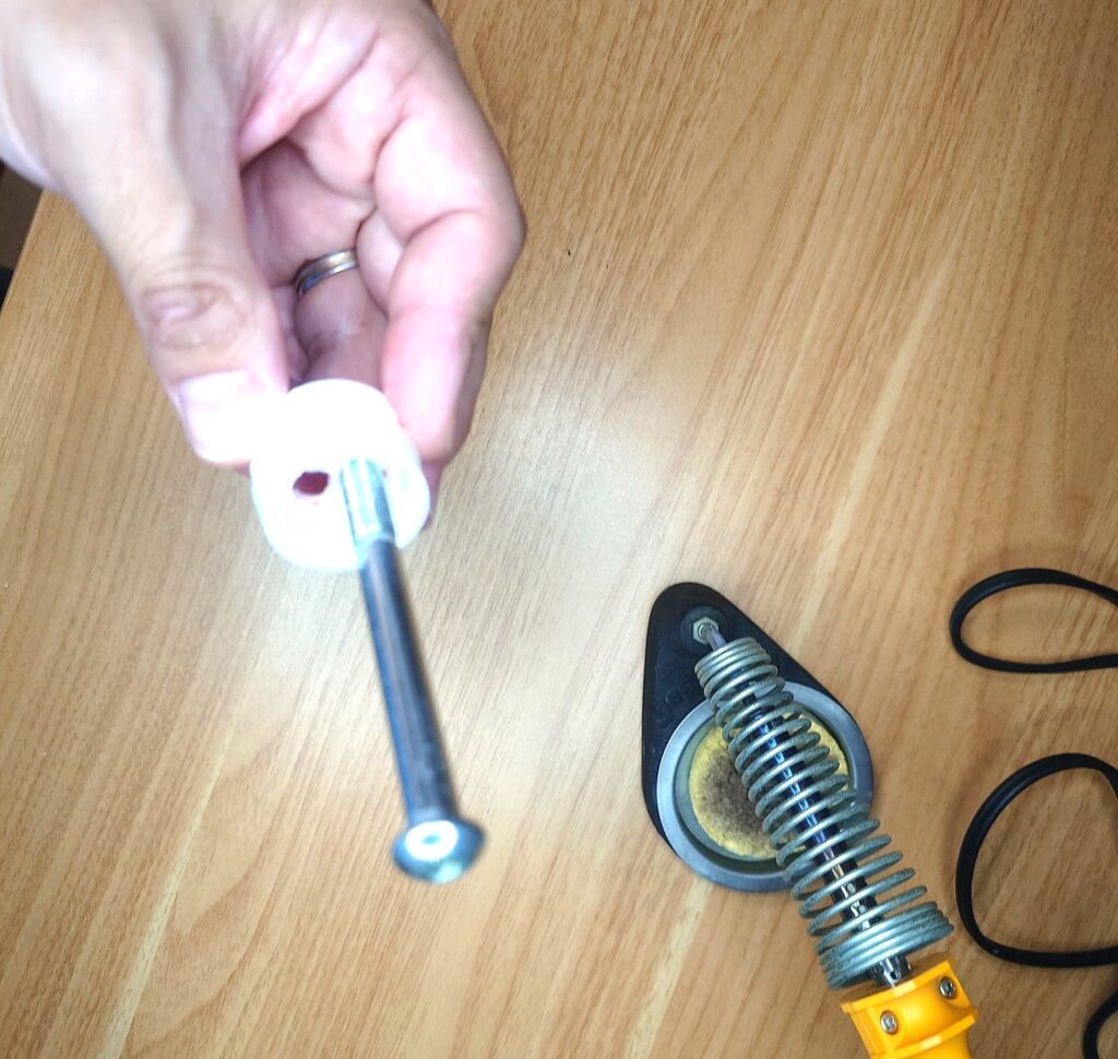 穴に8mmの円柱を差し込んで形を整えているところの写真
