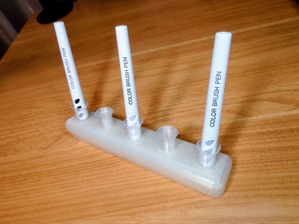 ダイソーの筆ペンをキャップを外した状態で立てておける自作のペン立て（5連タイプ）
