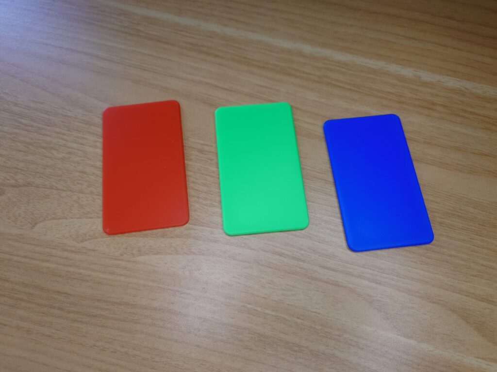 赤・緑・青のカードを1枚ずつ机に並べた写真。角が丸く、名刺ほどの大きさ