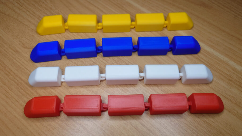 並べて連結できる電車4色×5両を3Dプリンターで作った写真