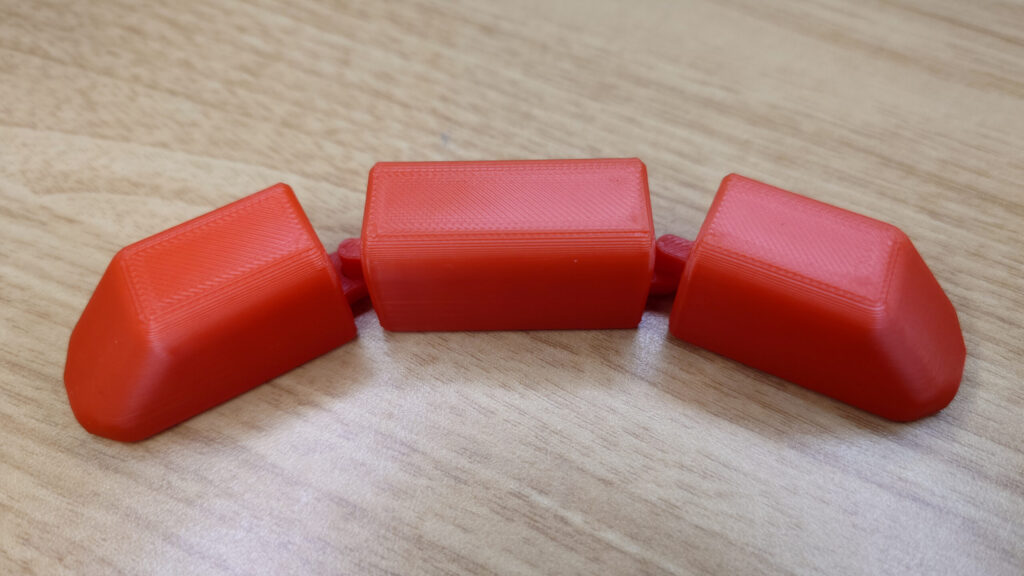 赤色3車両を連結させた画像